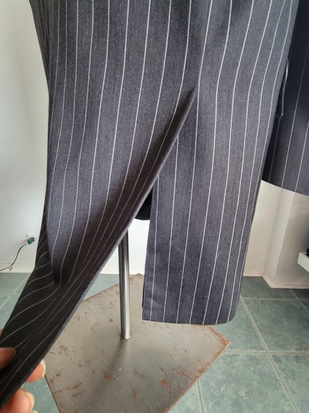 J Ferrar of Italy 3-Piece Charcoal Pinstripe Suit (Size: 42 R /35 W) - Picture 12 of 15